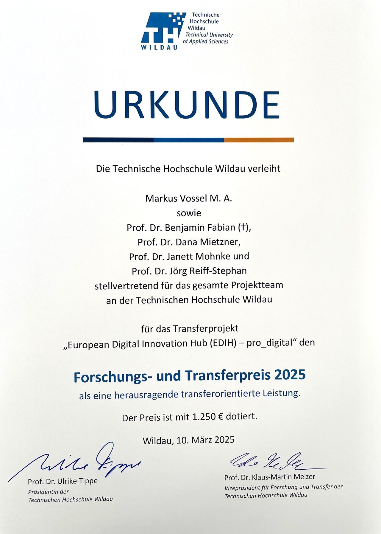 Urkunde des Innovations- und Transferpreises Urkunde des Innovations- und Transferpreises, weißer Untergrund, schwarze und blaue Schrift mit orangenen Akzenten
