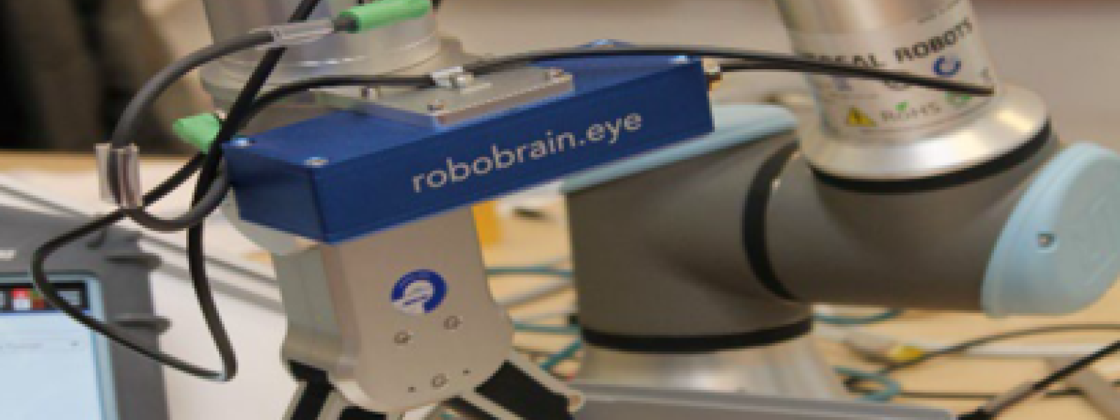 Ein Roboter greift ein Holzformteil