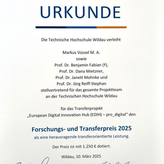 Urkunde des Innovations- und Transferpreises, weißer Untergrund, schwarze und blaue Schrift mit orangenen Akzenten
