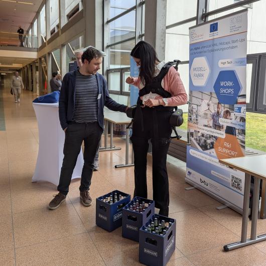 Exoskellett in Aktion beim Justieren der Straps