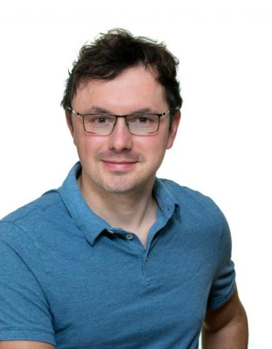 Vollportrait von Mann mittlerem Alters