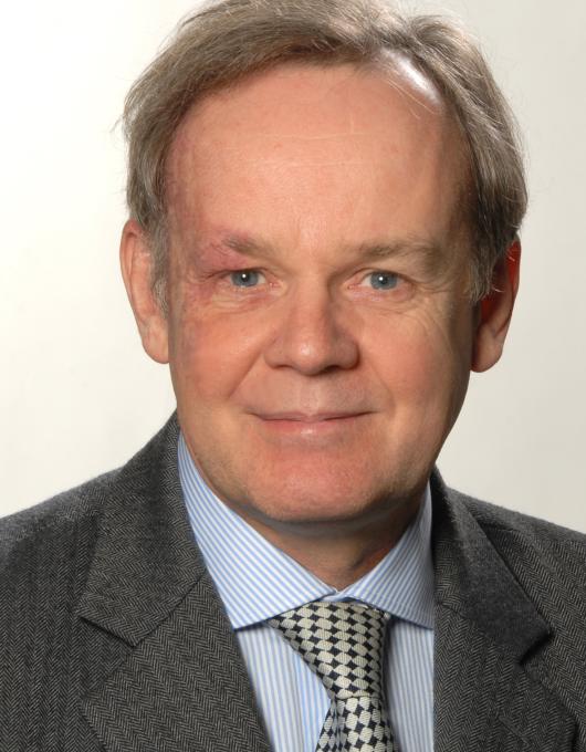 Portrait von älterem Mann, weißer Hintergrund