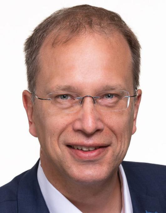 Portrait von Mann mittlerem Alters mit Brille