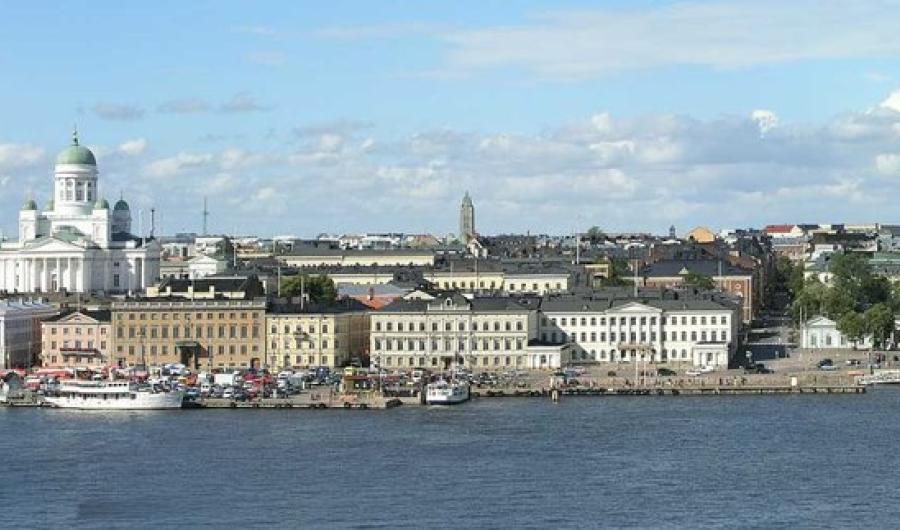 Skyline von Helsinki vom Wasser aus gesehen mit Konferenz Logo