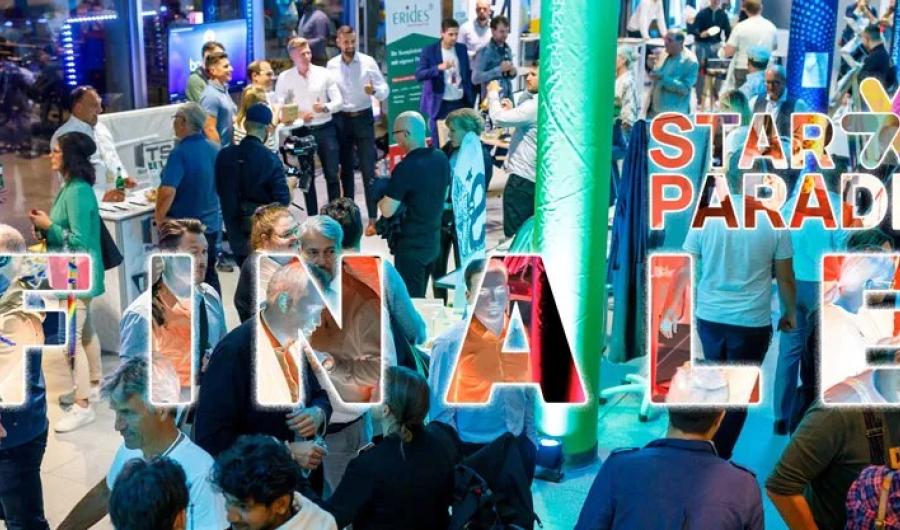 Star*Parade Finale Blick in eine Messeveranstaltung mit Schriftzug Star*Parade Finale
