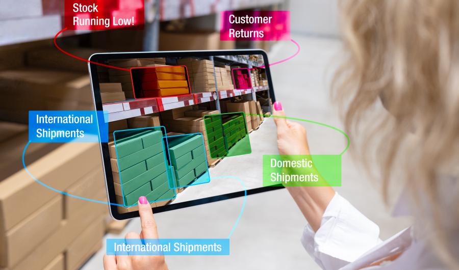 Digitaler Assistent mit AR AR Einsatz in der Logistik, Frau hält Tablet vor ein Lagerregal