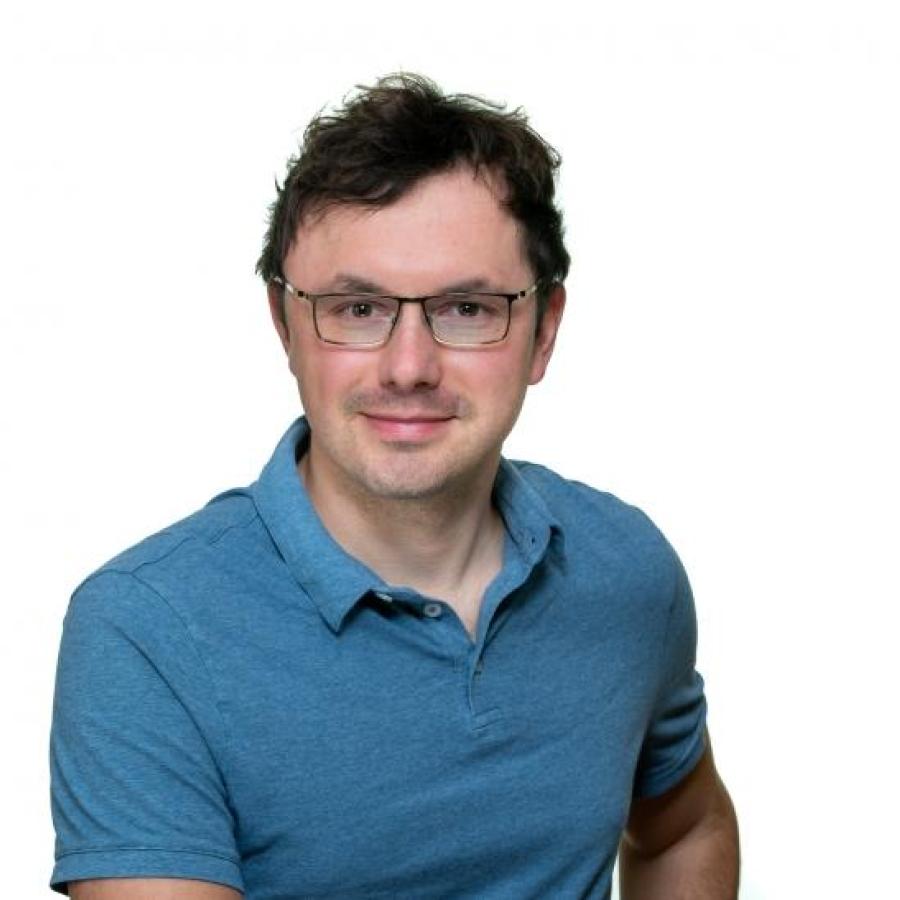 Vollportrait von Mann mittlerem Alters