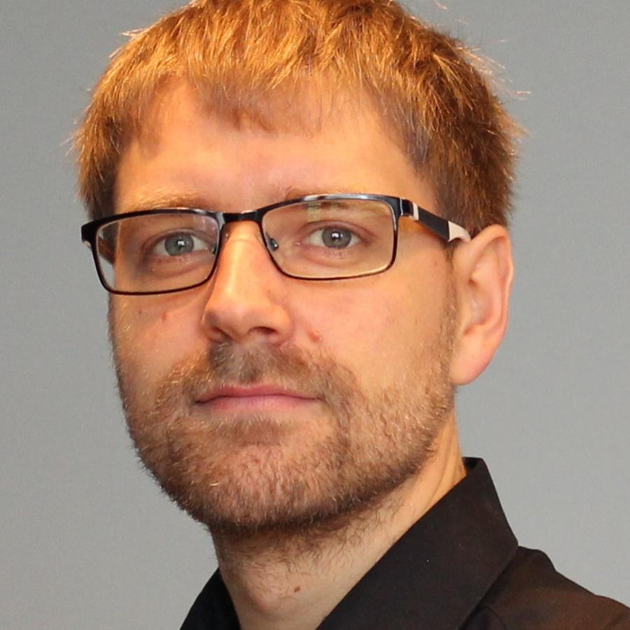 Portrait von Mann mittleren Alters, grauerHintergrund