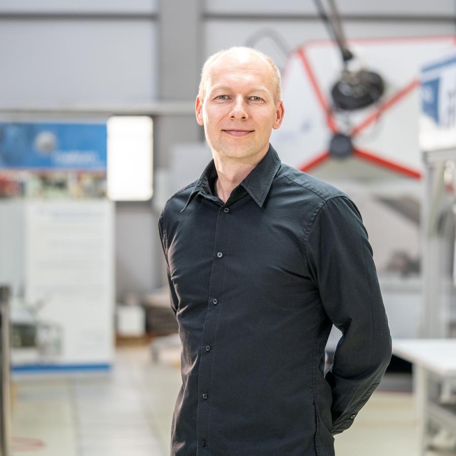 Carsten Heintze Mann mittleren Alters vor verschwommenem Hintergrund