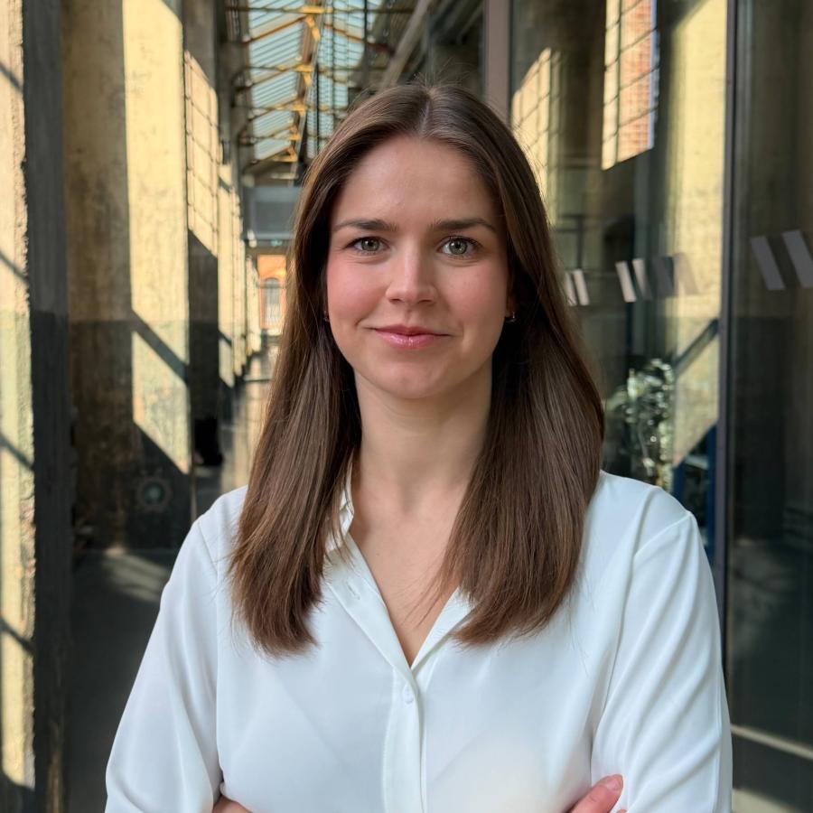 Portrait von junger Frau