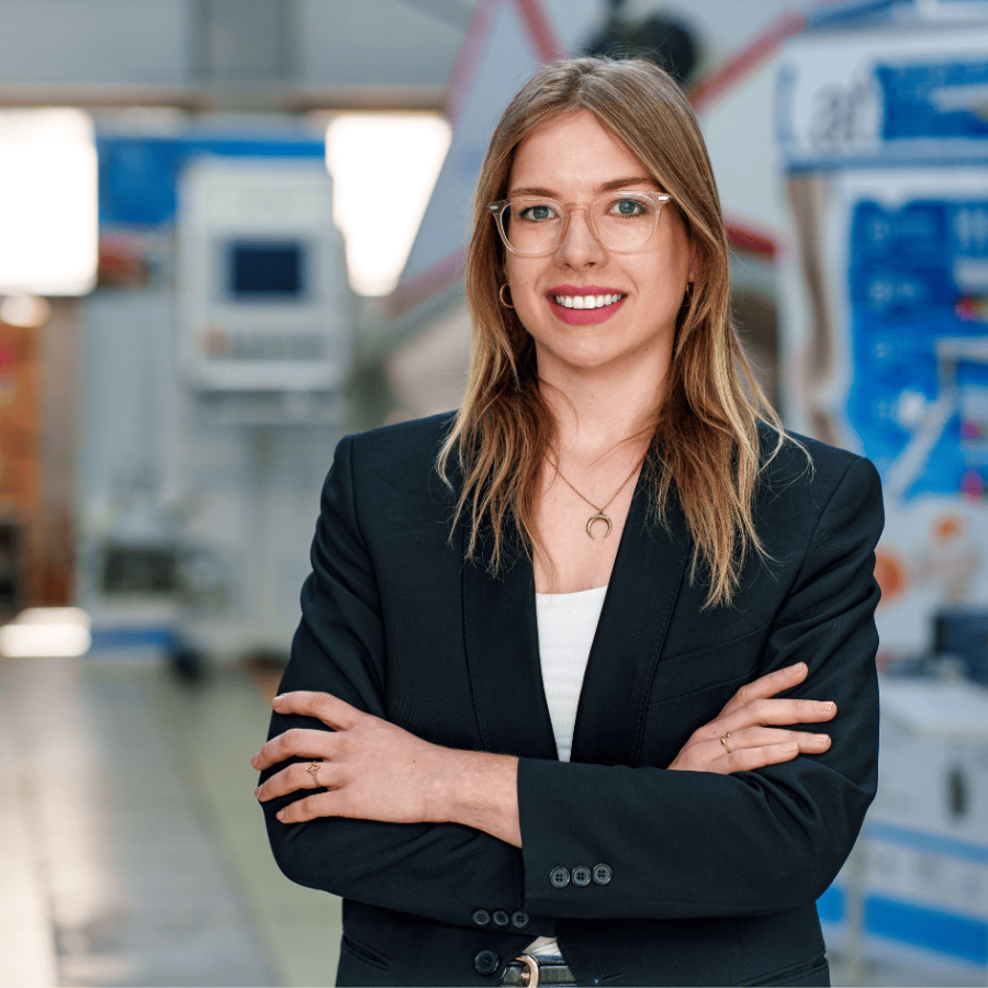 Portrait von junger Frau in Fabrikhalle