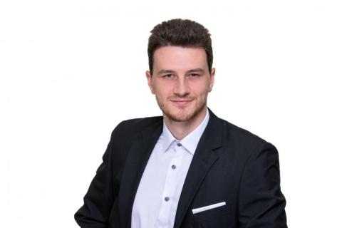 Portrait von Mann mittleren Alters, weißer Hintergrund
