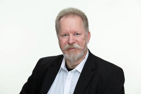 Portrait von älterem Mann, weißer Hintergrund