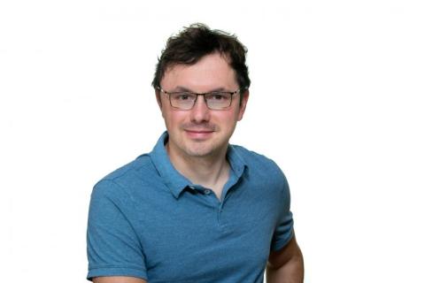 Portrait von Mann mittleren Alters mit Brille, weißer Hintergrund