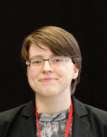 Portrait von Frau mittleren Alters, schwarzer Hintergrund