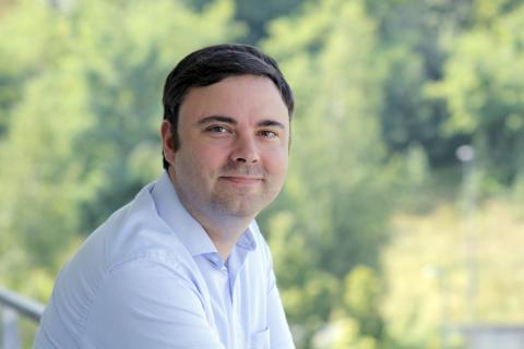 Portrait von Mann mittleren Alters mit Natur im Hintergrund