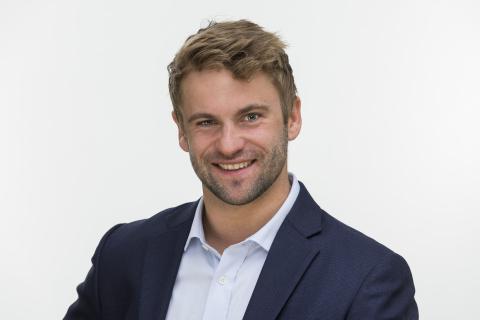 Portrait von Mann mittleren Alters, weißer Hintergrund