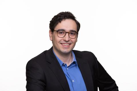 Portrait von Mann mittleren Alters, weißer Hintergrund