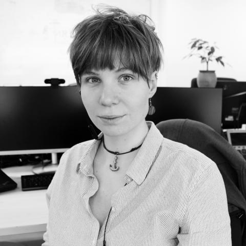 Portrait von Frau mittleren Alters, schwarz-weiß Bild