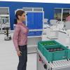 In einer virtuellen Umgebung steht eine Frau vor einer Roboterstation