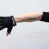 Arm mit angezogenen Sensordatenhandschuh