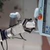 Robotergreifer vor einem Bedienteil