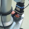 Robotergreifer greift ein Werkstück
