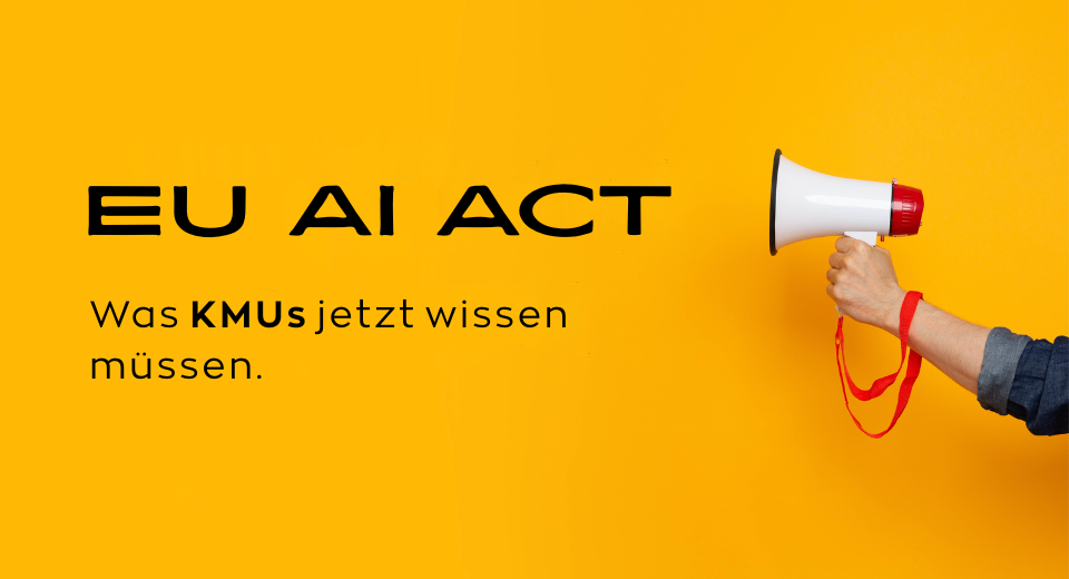 Schwarze Schrift (EU AI ACT Was KMUs jetzt wissen müssen) auf gelbem Hintergrund. Von der rechten Seite nach links reinragend ein Arm mit einem Lautsprecher.