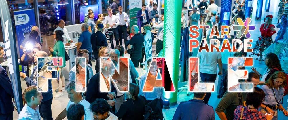 Blick in eine Messeveranstaltung mit Schriftzug Star*Parade Finale